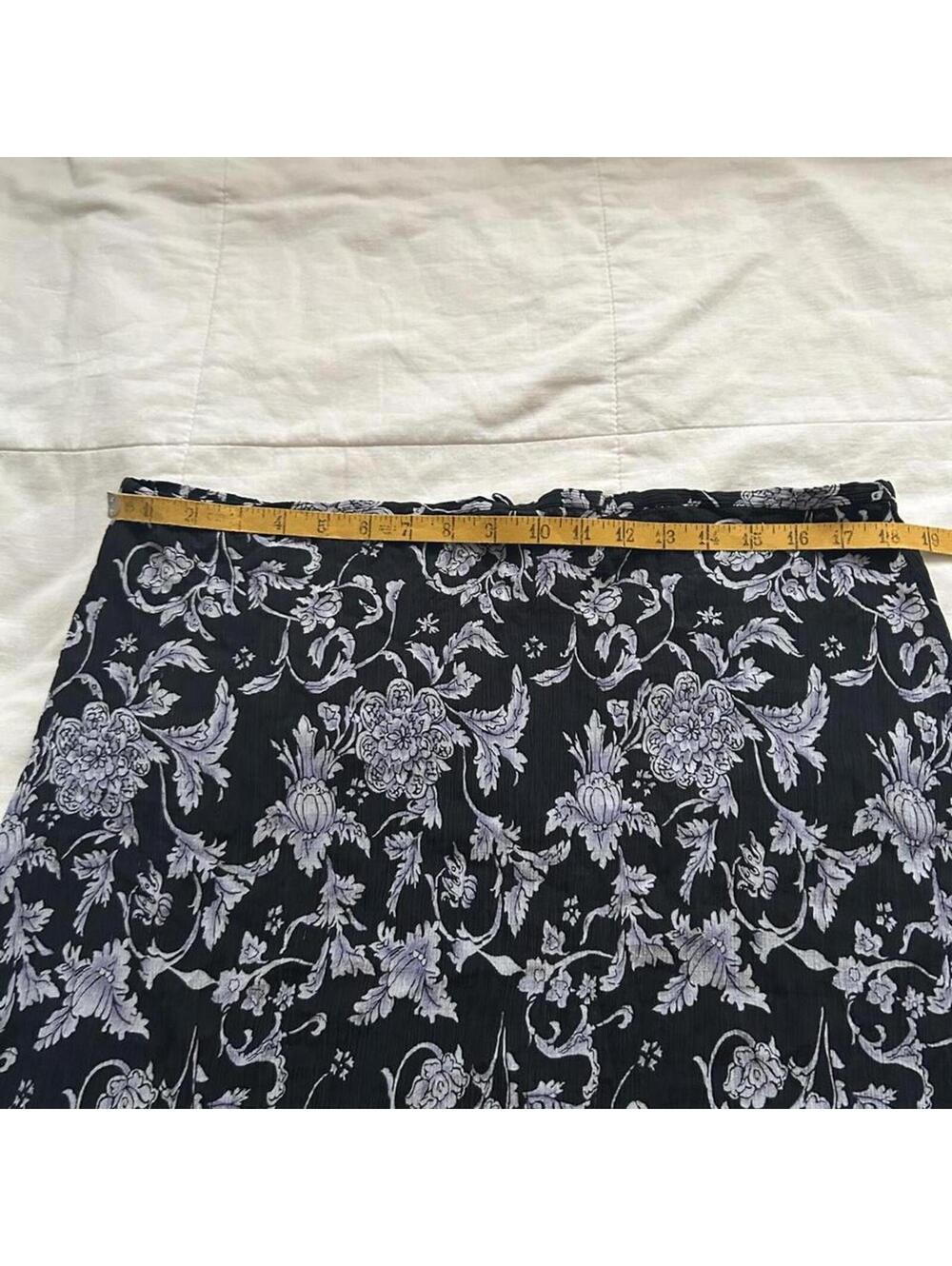 Black & purple floral textured silk midi skirt with zipper closure - Picture 6 of 7